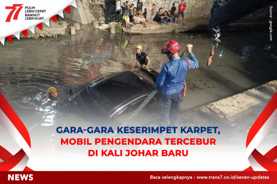 Gara-Gara Keserimpet Karpet, Mobil Pengendara Tercebur Di Kali Johar Baru